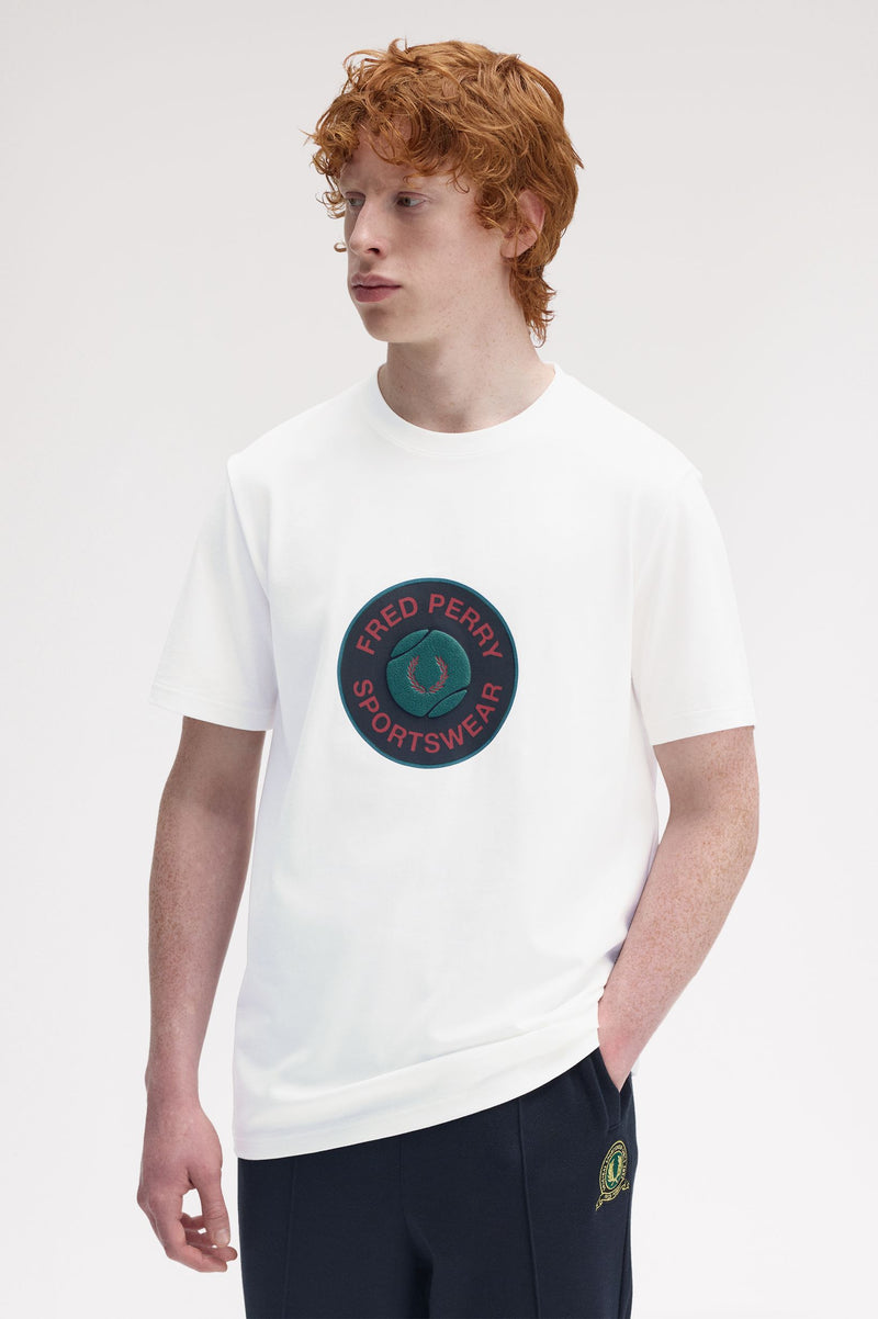 TENNIS BADGE GRAPHIC T-SHIRT