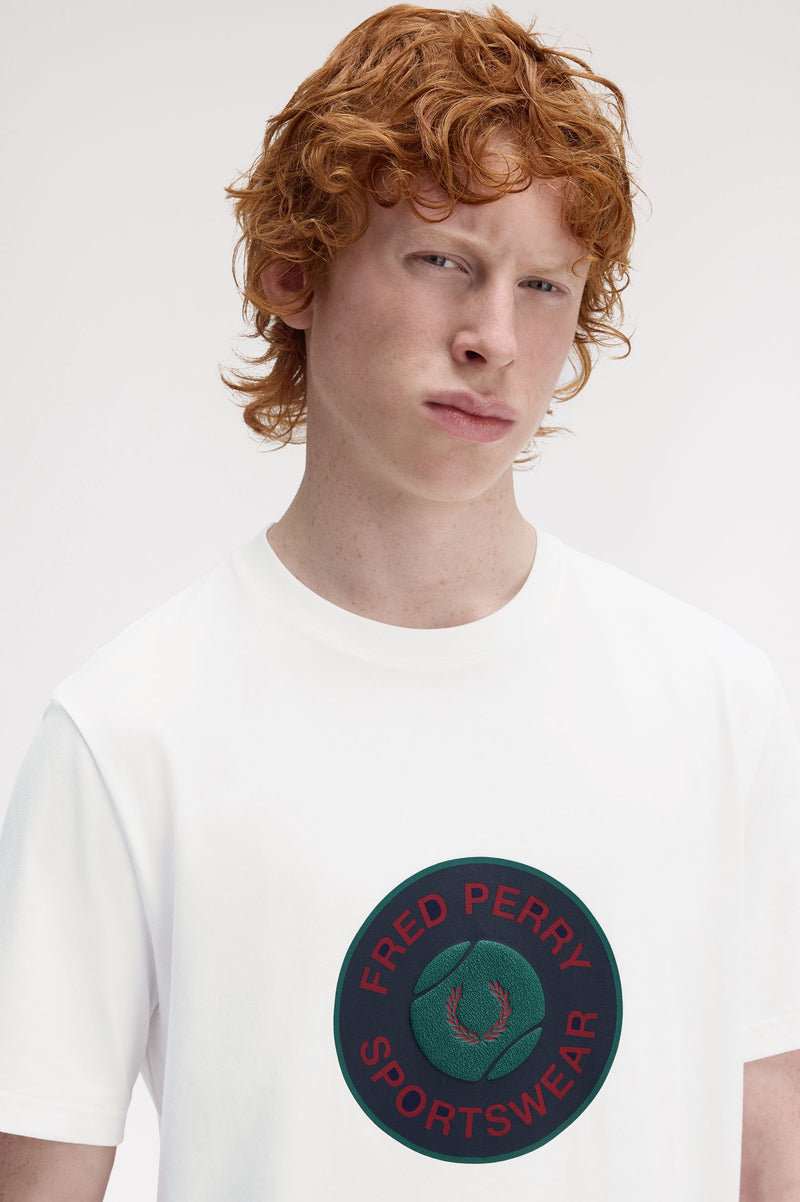 TENNIS BADGE GRAPHIC T-SHIRT