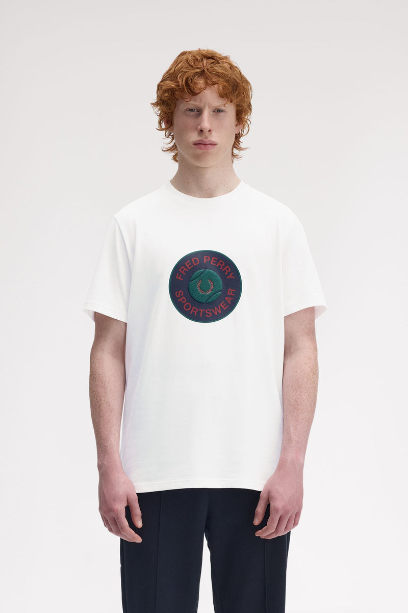 TENNIS BADGE GRAPHIC T-SHIRT