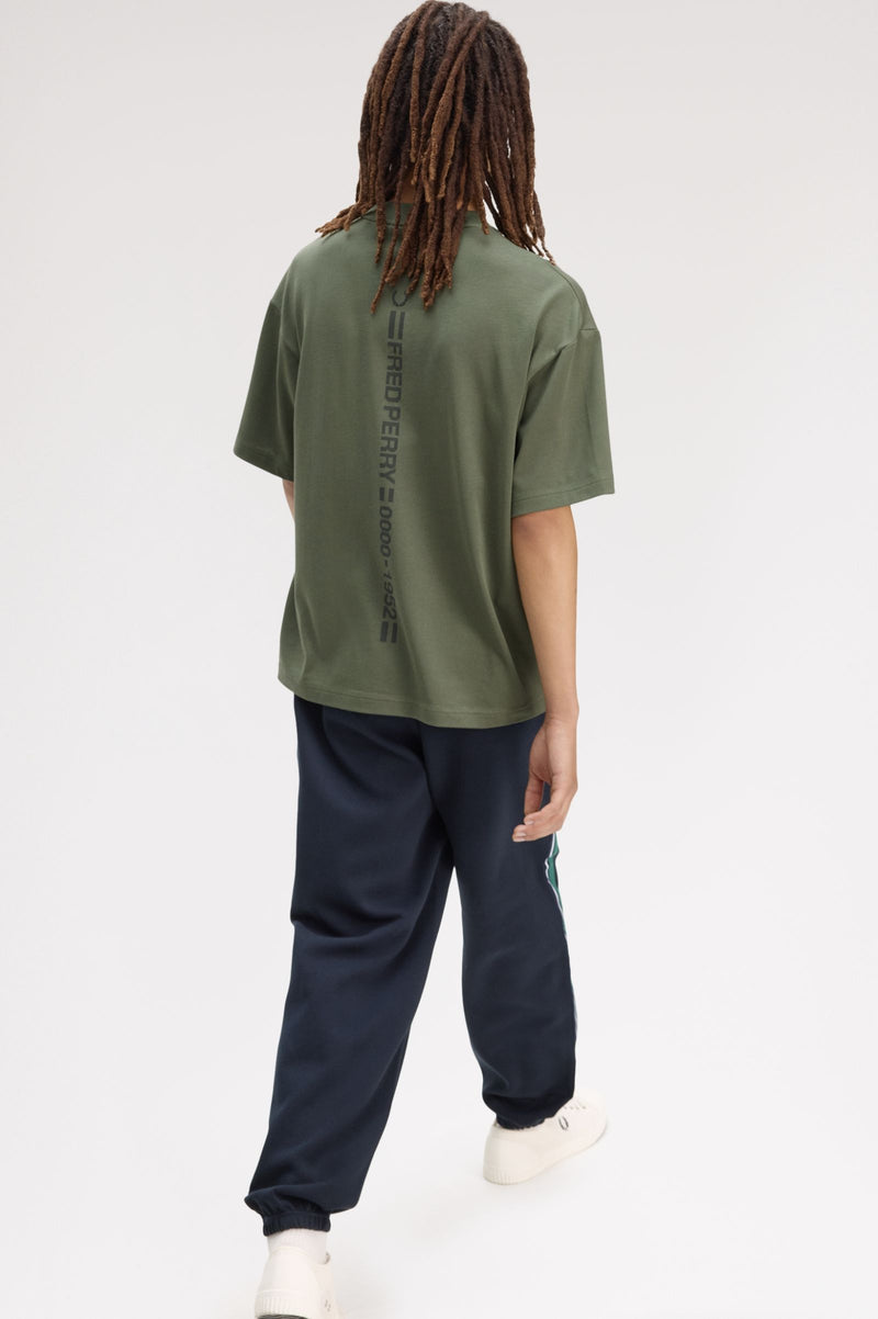 BACK PRINT VERTICAL GRAPHIC T-SHIRT
