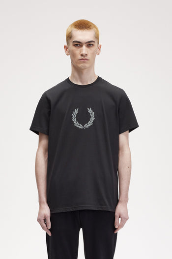 FLOCKED LAUREL WREATH GRA TEE